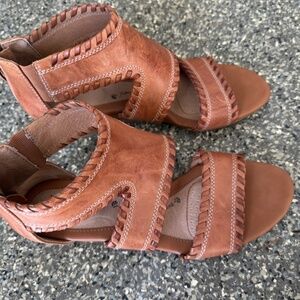 NWT SOFFT SANDAL LIKE NEW 9M